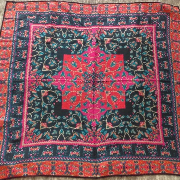 Feathers by Tolani bandana scarf - Picture 3 of 3